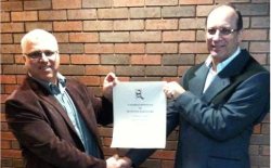 Orest Stachniak receives his CIQS fellowship from AQSA president, Chris Reinert